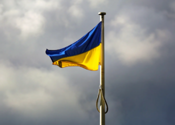 لماذا يدافع أحدهما عن العالم، في حين يستعد الآخر لخيانة الحلفاء